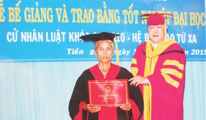 Bà bán hàng nhận bằng Cử nhân Luật - 1 Bà bán hàng nhận bằng Cử nhân Luật