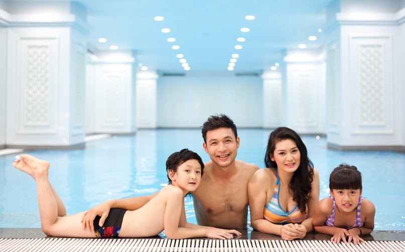 Học bơi, học vẽ… miễn phí tại Vinhomes Royal City - 1 Bể bơi bốn mùa dưới chân mỗi tòa căn hộ chỉ dành riêng cho cư dân