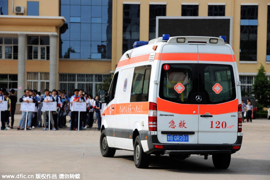 9,42 triệu thí sinh thi ĐH, cả Trung Quốc “căng mình” chuẩn bị - 10 Một thí sinh được kiểm tra trước khi vào phòng thi ở tỉnh Giang Tô (Trung Quốc) ngày 7/6/2015.