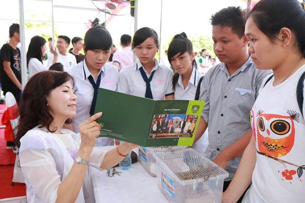 Đại học Tân Tạo: Nắm lấy tương lai và hòa mình vào thế giới cùng Khoa Công nghệ sinh học - 3 Giới thiệu về Khoa CNSH trong ngày hội tư vấn tuyển sinh TTU năm 2015