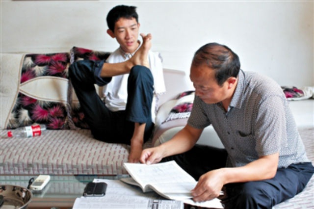 Viết bài thi bằng chân, nam sinh không tay thừa điểm vào đại học - 5 Peng Chao được bố đưa đi thi đại học