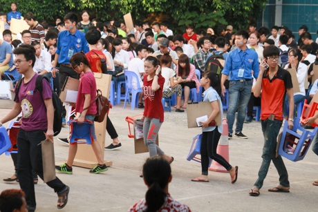 Đội ghế, xếp hàng thi môn năng khiếu vào ĐH Kiến trúc - 1 Thí sinh có mặt từ 6 giờ sáng để chuẩn bị làm bài thi Vẽ tại trường ĐH Kiến trúc