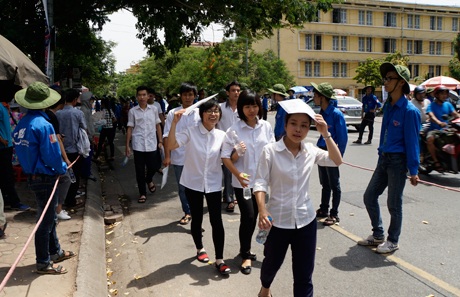 Thí sinh phấn khởi vì "trúng tủ" đề Địa hỏi về biển đảo - 1 Thí sinh Hà Nội tan thi sớm