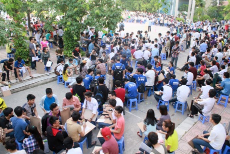 Đội ghế, xếp hàng thi môn năng khiếu vào ĐH Kiến trúc - 8 Hàng trăm thí sinh thi Vẽ vào ĐH Kiến trúc