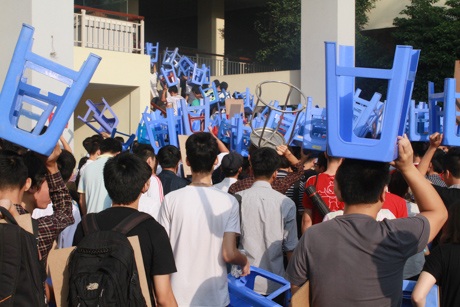 Đội ghế, xếp hàng thi môn năng khiếu vào ĐH Kiến trúc - 9 Hàng trăm thí sinh thi Vẽ vào ĐH Kiến trúc