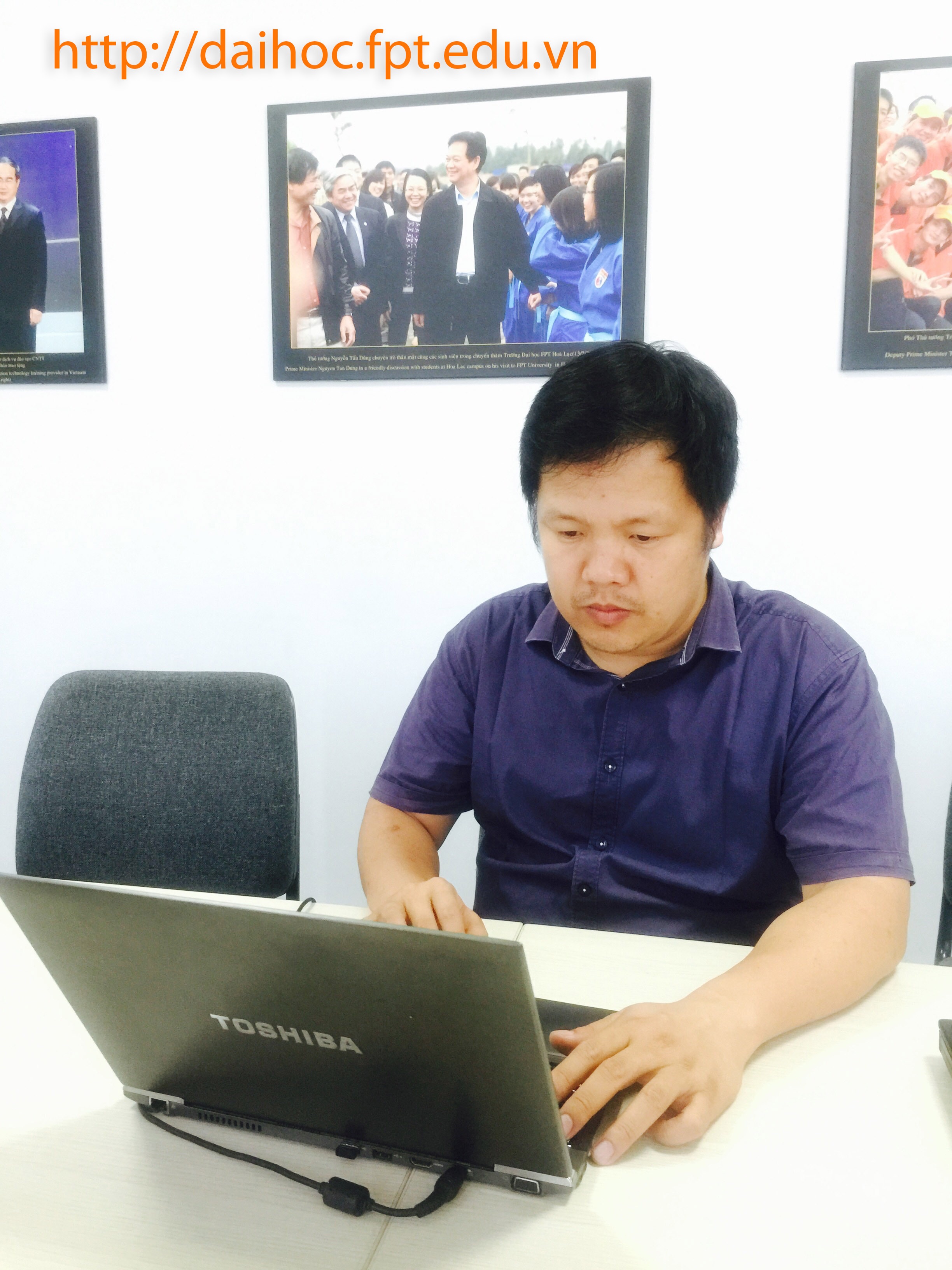 TS.Đàm Quang Minh - Hiệu trưởng Trường Đại học FPT đang cân nhắc trước câu hỏi của bạn đọc