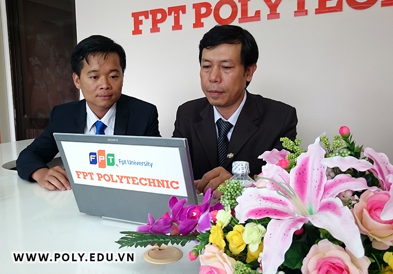 Ông Tôn Thất Nhật Khánh - Giám đốc FPT Polytechnic Hồ Chí Minh trả lời tư vấn cho độc giả Dân trí