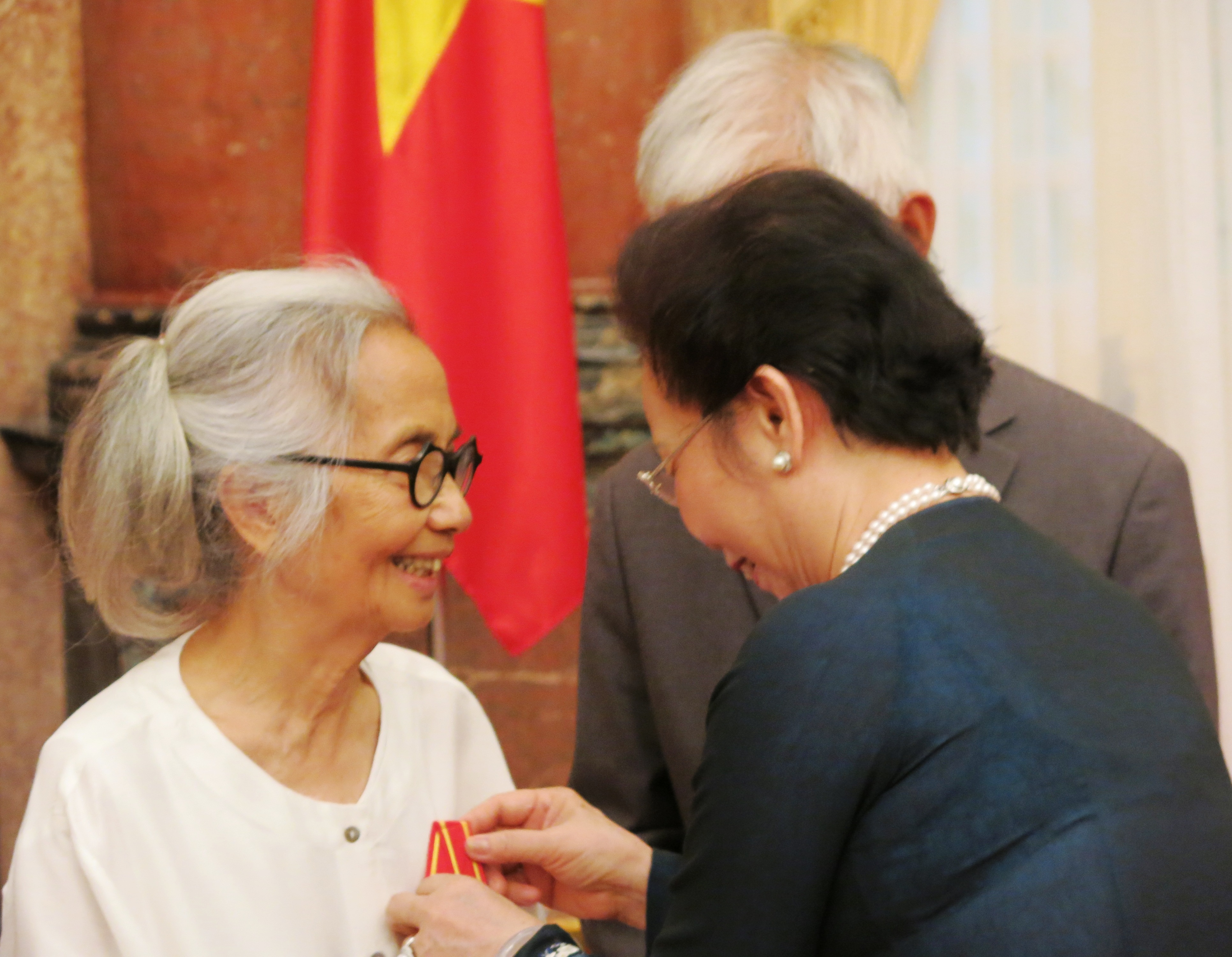 Phó Chủ tịch nước Nguyễn Thị Doan trao Huân chương Hữu Nghị đến hai Giáo sư.