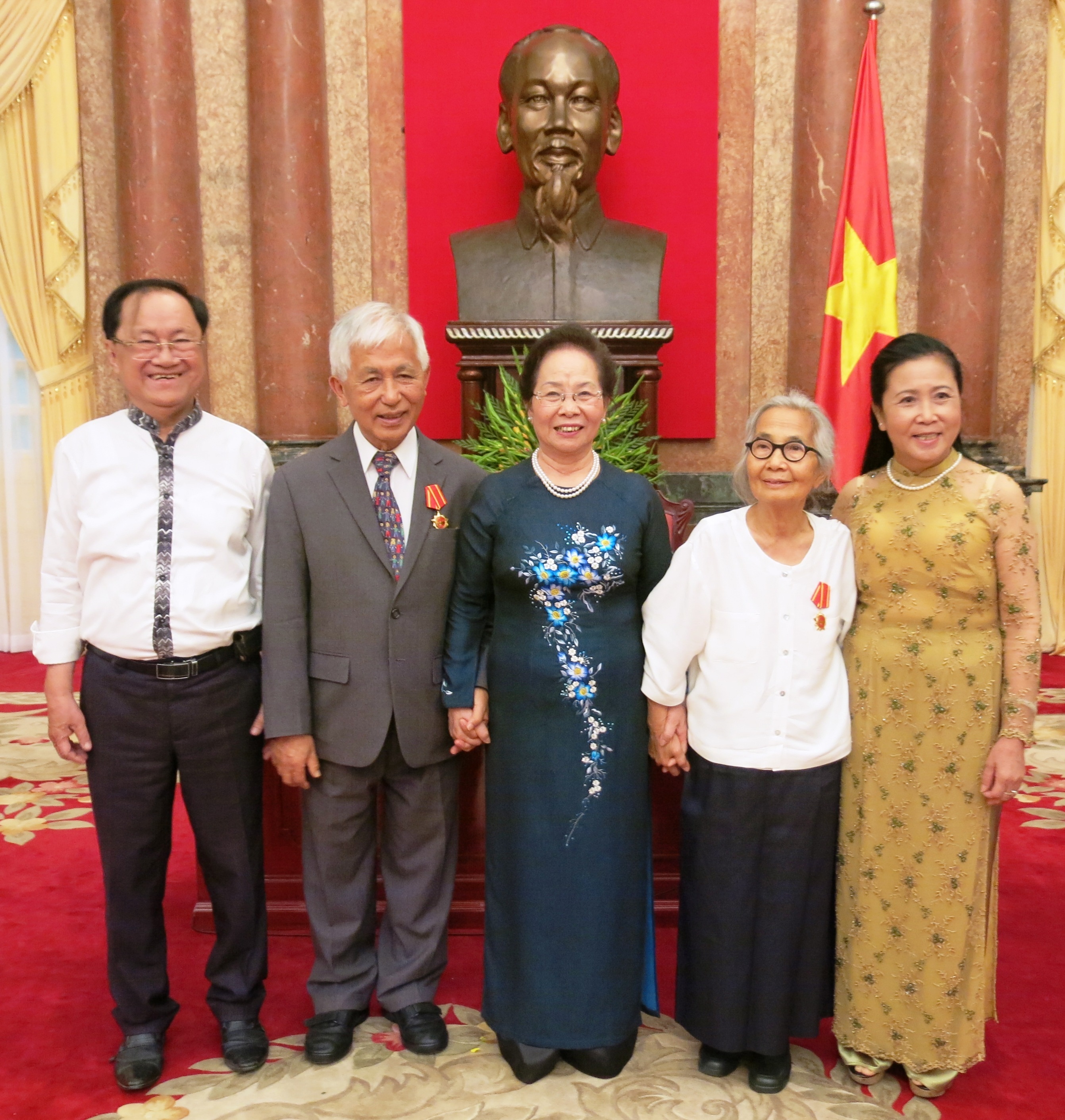 Phó Chủ tịch nước Nguyễn Thị Doan chụp ảnh lưu niệm cùng Giáo sư Trần Thanh Vân (