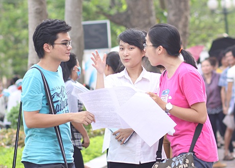 Thí sinh tại Hà Nội vui vẻ sau buổi thi Vật Lý chiều nay. (Ảnh: Mai Châm)