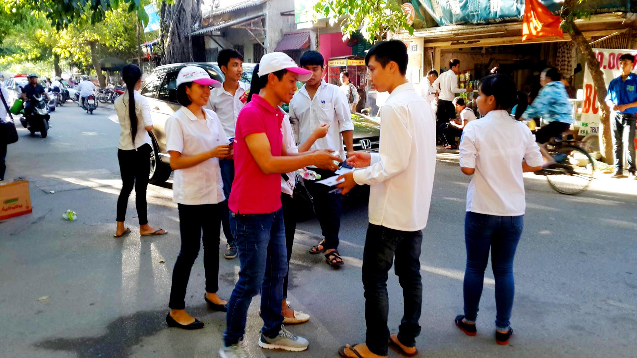 Mát lành món quà cho sĩ tử trước giờ vào thi - 1 Các thí sinh đã có mặt từ rất sớm và nhận được món quà “hạ nhiệt” từ nhãn hàng Mamamy