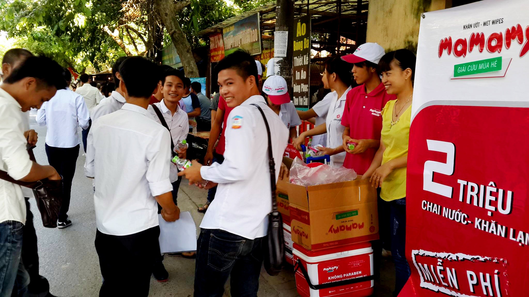 Mát lành món quà cho sĩ tử trước giờ vào thi - 2 Các sĩ tử đã sẵn sàng cho cuộc thi quan trọng