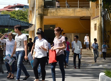 Thí sinh phấn khởi vì "trúng tủ" đề Địa hỏi về biển đảo - 3 Thí sinh tan thi môn Địa lý tại điểm thi ĐH Bách khoa Hà Nội. (Ảnh: Nguyễn Hùng)