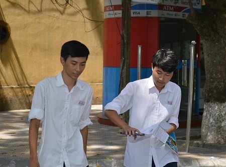 Thí sinh phấn khởi vì "trúng tủ" đề Địa hỏi về biển đảo - 2 Thí sinh tan thi môn Địa lý tại điểm thi ĐH Bách khoa Hà Nội. (Ảnh: Nguyễn Hùng)