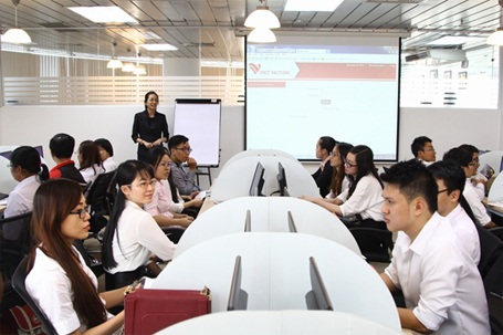 Xét tuyển đại học và cao đẳng vào UEF năm 2015 - 3 Sinh viên UEF trong chương trình học tập thực tế tại doanh nghiệp