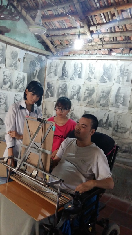 Người thầy ngồi xe lăn chắp cánh cho hàng trăm học trò đỗ đại học - 1 Thầy Huấn dạy các trò trong căn phòng cấp 4 dột nát