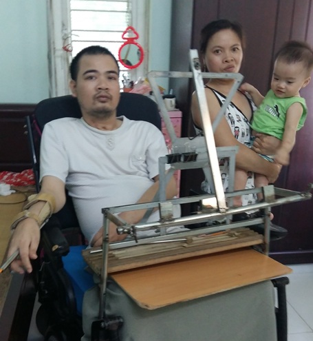 Người thầy ngồi xe lăn chắp cánh cho hàng trăm học trò đỗ đại học - 4 Gia đình nhỏ hạnh phúc của thầy Huấn