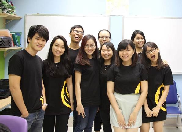 Vượt qua chính mình để hướng đến thành công - 2 Mỹ Ngọc (thứ 4 từ trái sang) cùng một số thành viên trong Ban tổ chức Grace Camp