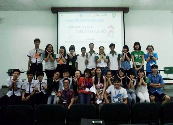 Vượt qua chính mình để hướng đến thành công - 3 Mỹ Ngọc (thứ 4 từ trái sang) cùng một số thành viên trong Ban tổ chức Grace Camp