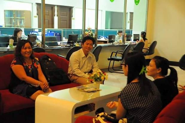 Đại học Tân Tạo tổ chức phỏng vấn những thí sinh đầu tiên - 4 Một số phụ huynh ngồi trò chuyện trong lúc chờ thí sinh dự thi