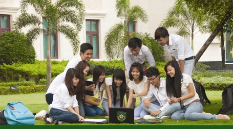 Sinh viên khoa Kinh tế trao đổi bài trong khuôn viên trường