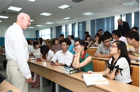 Chỉ tiêu tuyển sinh Chương trình Cử nhân Quốc tế, Trường Đại học Kinh tế Quốc dân, Khóa 11, Kỳ mùa Thu 2015 - 1 Giờ học cùng Giảng viên nước ngoài
