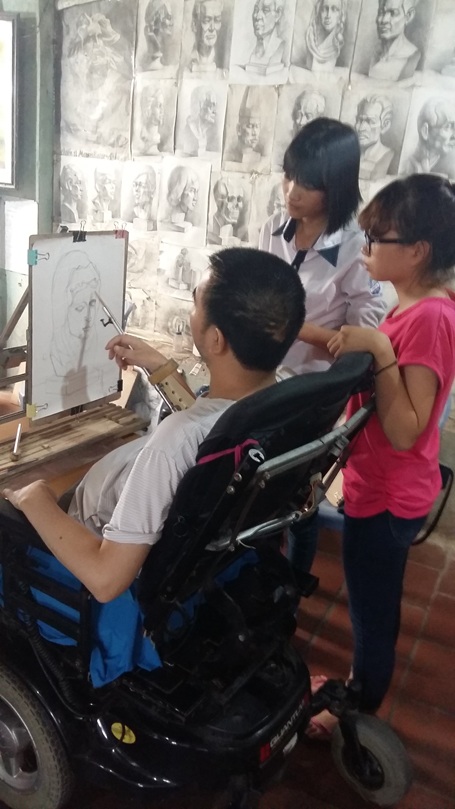 Người thầy ngồi xe lăn chắp cánh cho hàng trăm học trò đỗ đại học - 3 Thầy Huấn đang dạy các học trò từng nét vẽ
