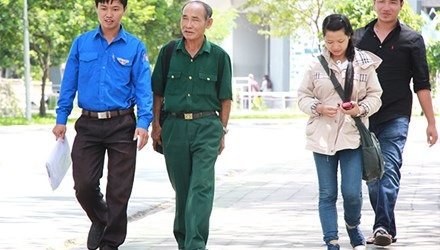 Thí sinh 60 tuổi tự tin đạt 18 điểm chưa cộng điểm ưu tiên - 1 Thí sinh đặc biệt Lê Tuấn Anh được đại diện Tỉnh đoàn đón ngay khi vừa bước ra khỏi phòng thi