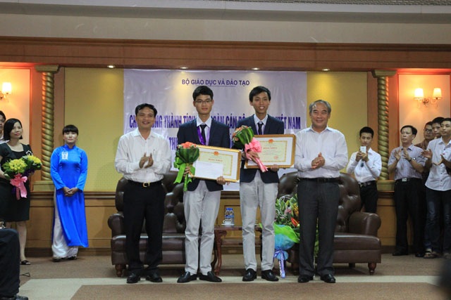 Mẹ bán hàng xén nuôi con đoạt giải vàng Olympic Toán học - 5 Cô Đặng Thị Lê Dung vui mừng đón Trung tại sân bay Nội Bài (Hà Nội)
