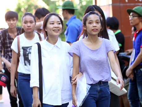 Thí sinh vui vẻ ra về sau buổi thi môn Văn tại điểm thi ĐH Bách Khoa (Hà Nội). (Ảnh: Mai Châm)