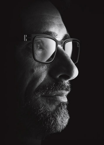 Kính Von Arkel 0402 với mắt vuông và viền accetate đen bao quanh mắt có giá 12 triệu.