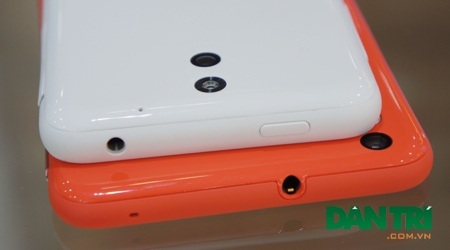 Đỉnh trên ở Desire 610 là nút nguồn và ngõ ra âm thanh được bố trí như nhau. 