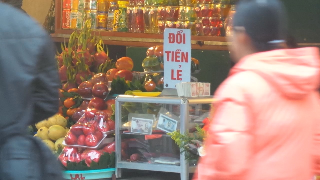 Đổi tiền lẻ dịp giáp Tết: Chợ đen giá "cắt cổ" - 1 Dịch vụ tiền lẻ công khai tại Phủ Tây Hồ