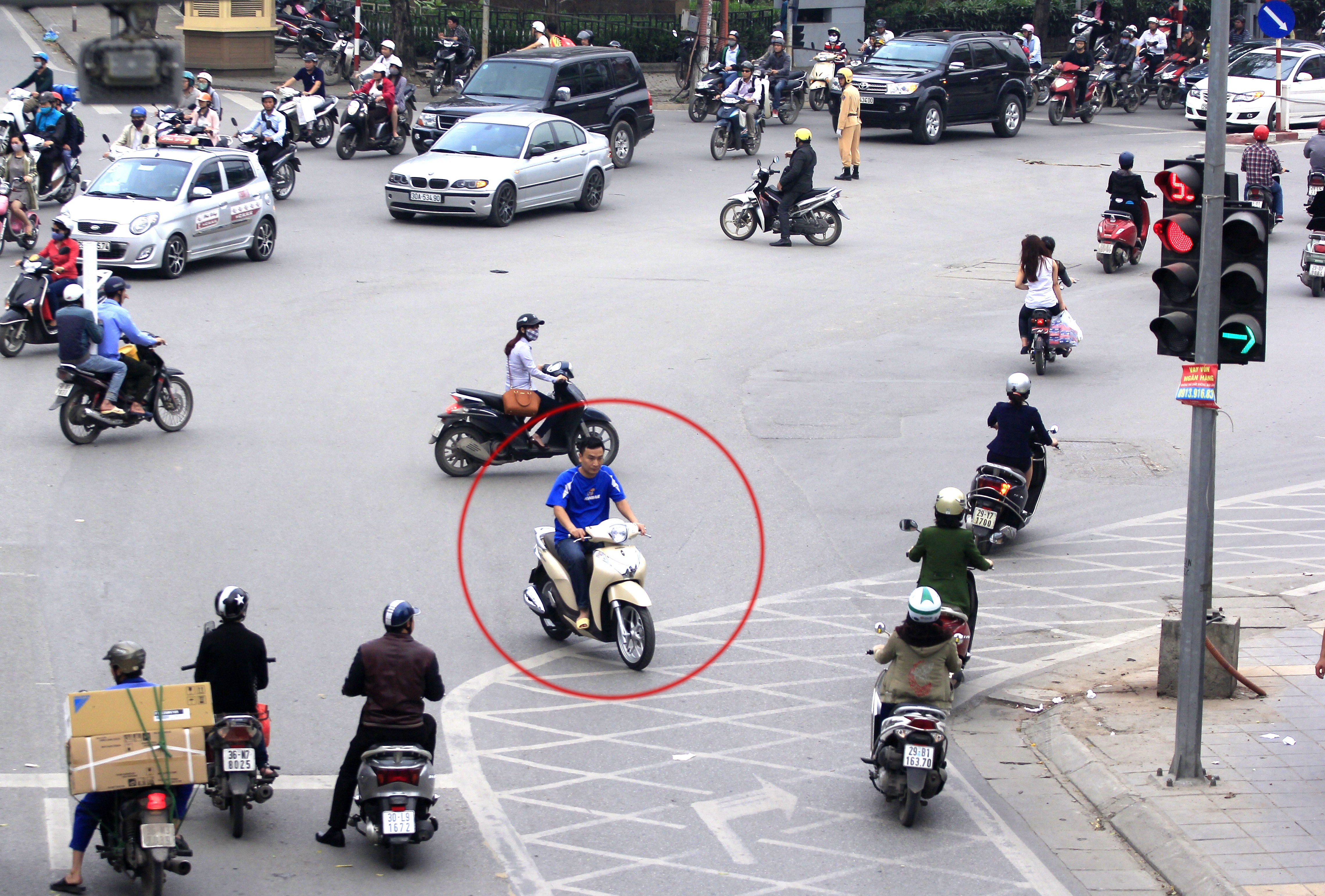 Đầu trần, đi ngược chiều... một mình một đường