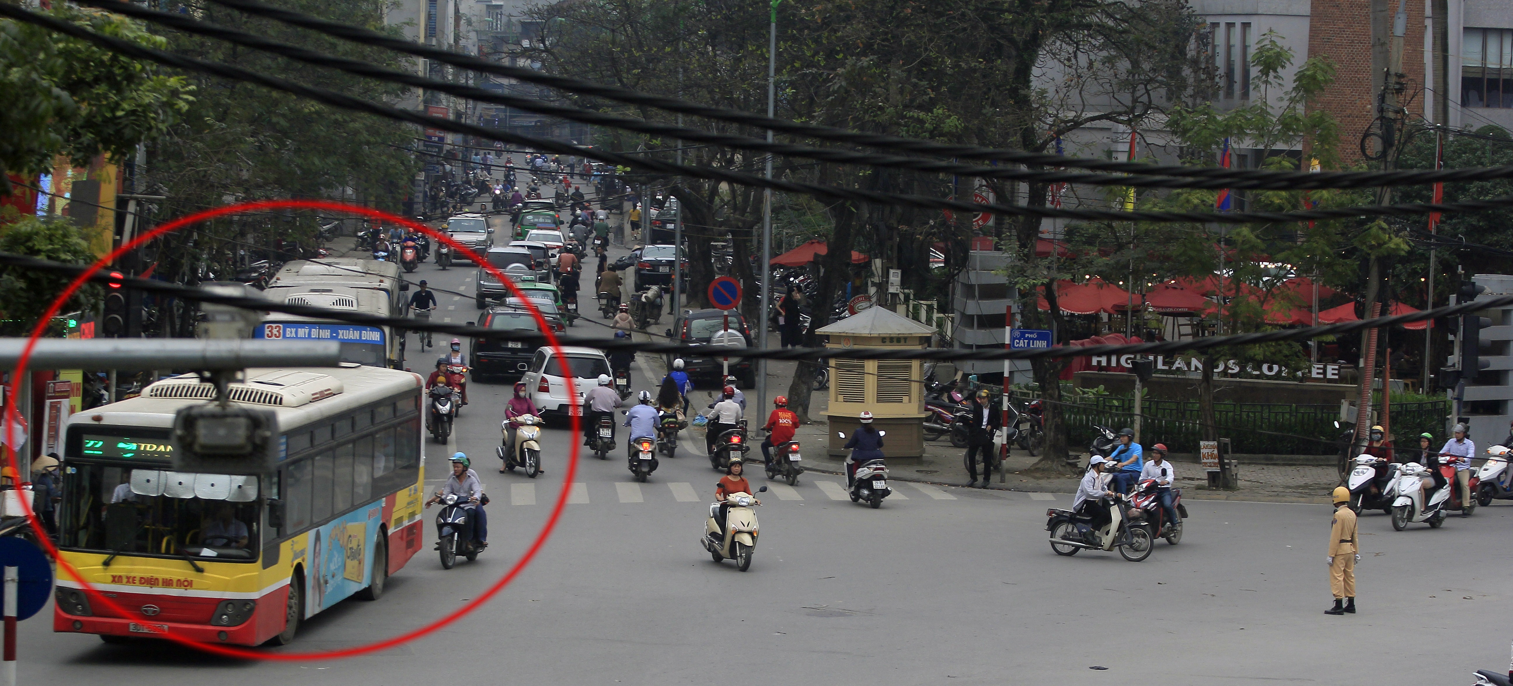 Xe bus cũng tranh thủ để đi nhanh hơn