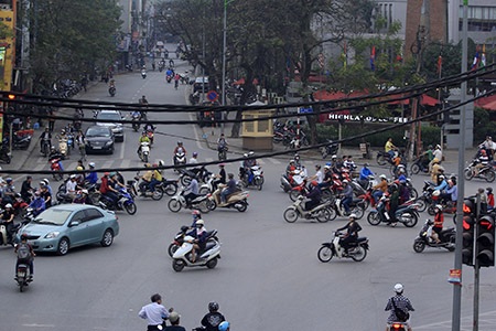 Bất chấp sự có mặt của CSGT và đèn đỏ báo dừng, dòng người vẫn cố chen lấn để được đi trước