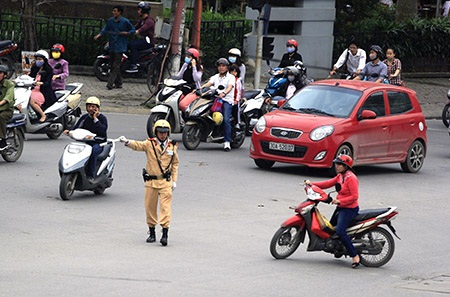 Một phụ nữ cố tình chen lấn bị CSGT nhắc nhở đi đúng làn vào giờ cao điểm nút Cát Linh - Giảng Võ