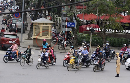 Trong khi đó, người phụ nữ áo xanh này vừa vượt đèn đỏ lại phát hiện có CSGT bèn quay ngược lại