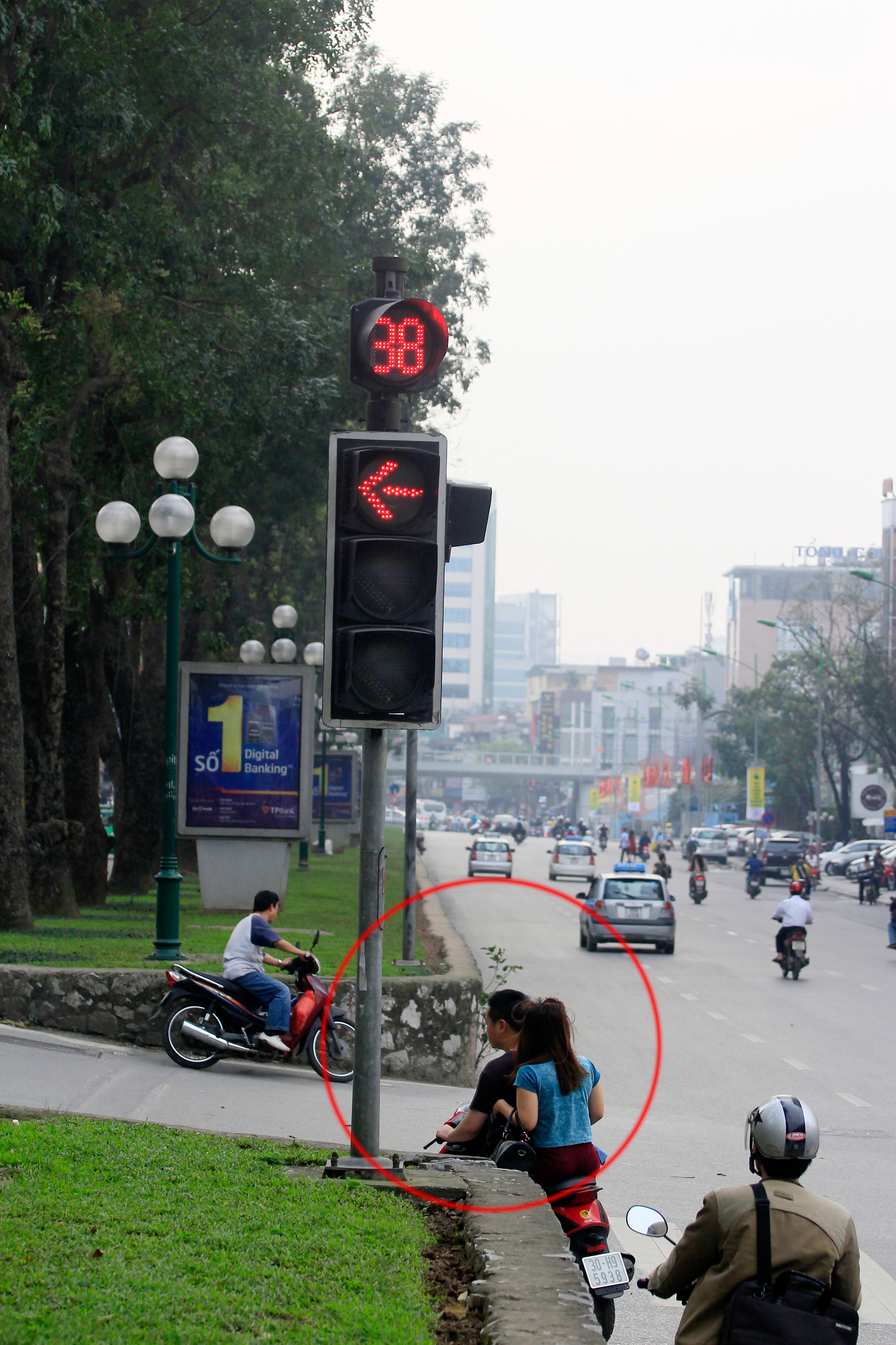 Đầu trần, vượt đèn đỏ khi không có CSGT