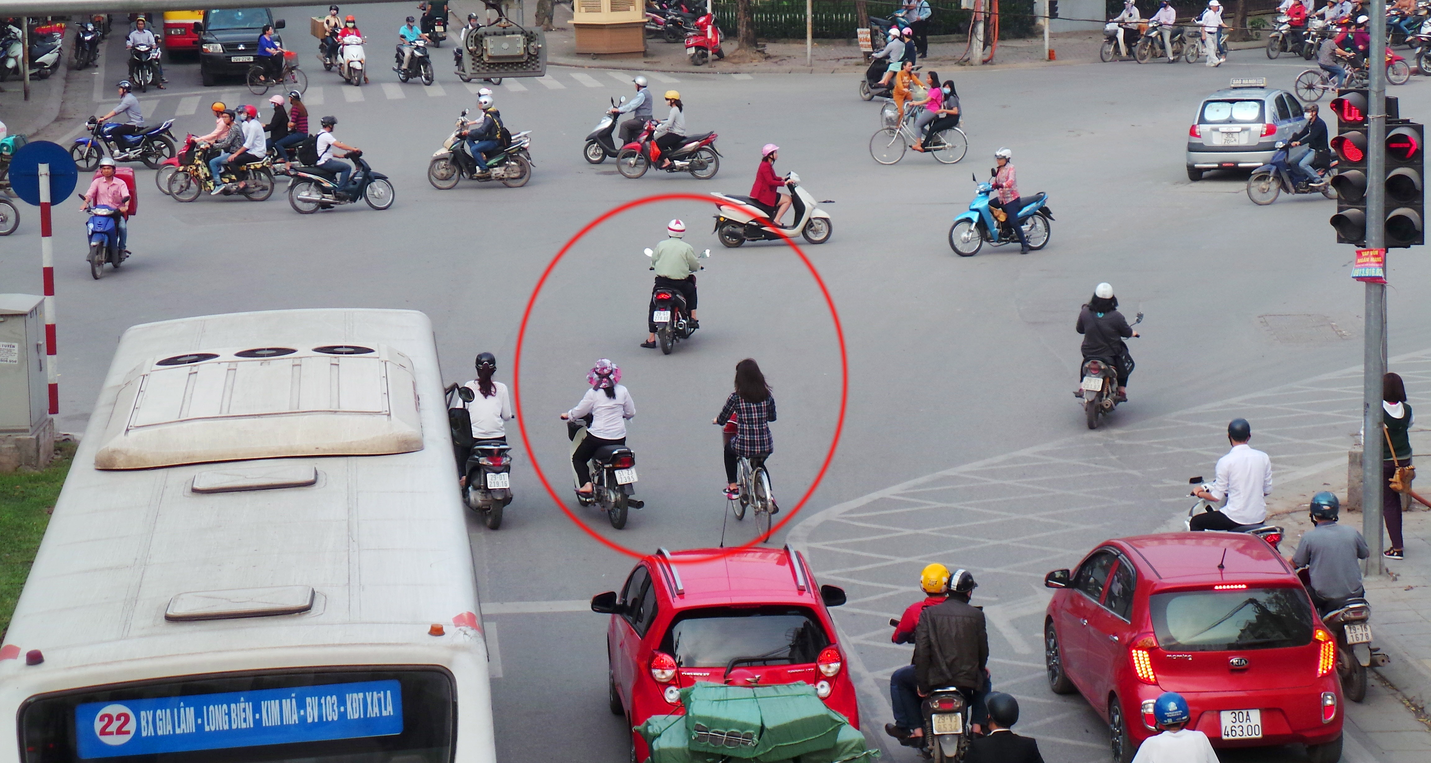 Ô tô cũng cố vượt gây ách tắc nên lực lượng CSGT làm việc khá vất vả khi đang trong giờ cao điểm