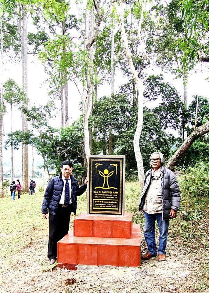 Chuyên gia lâm nghiệp Lê Huy Cường (bên phải)