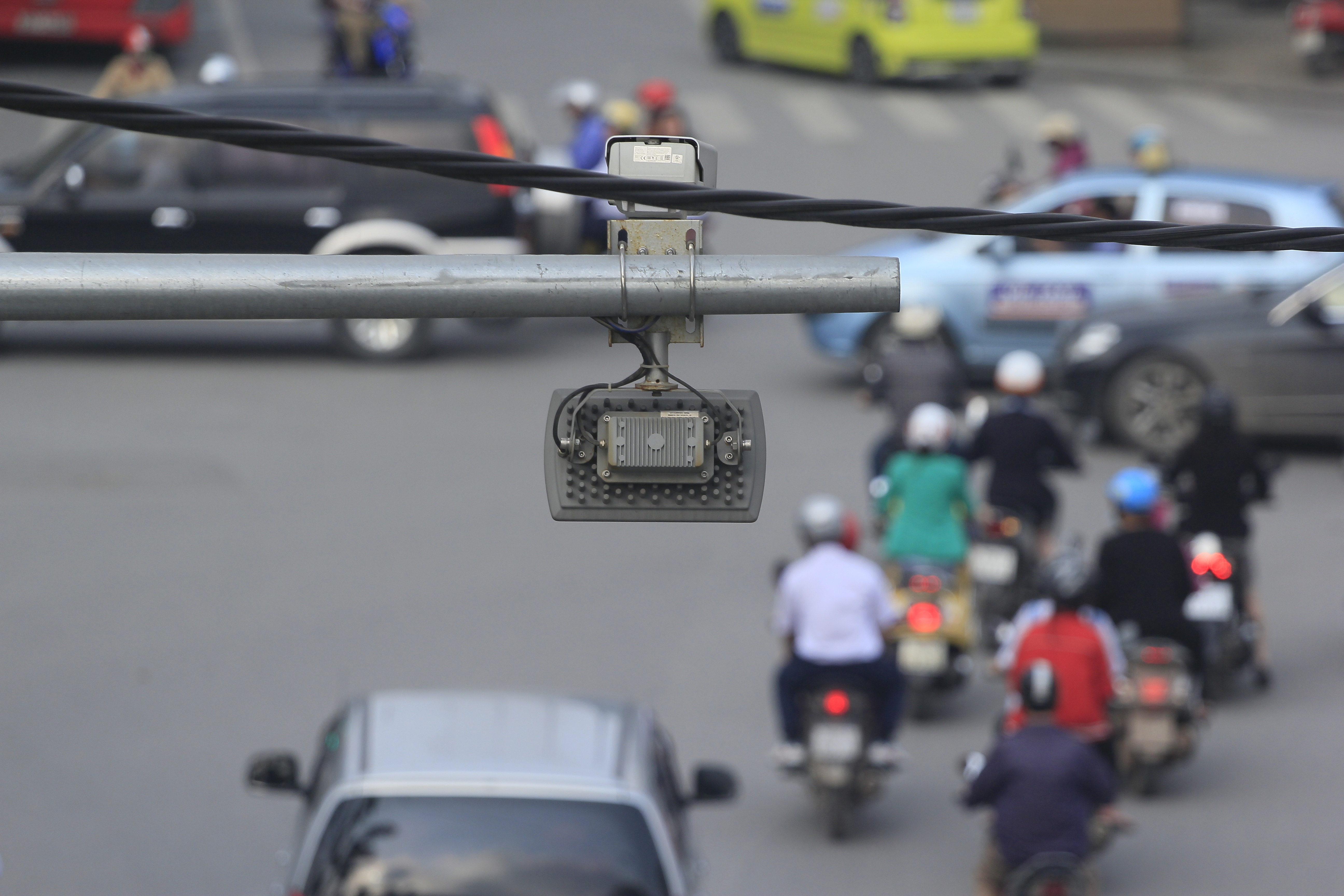 Ô tô cũng cố vượt gây ách tắc nên lực lượng CSGT làm việc khá vất vả khi đang trong giờ cao điểm