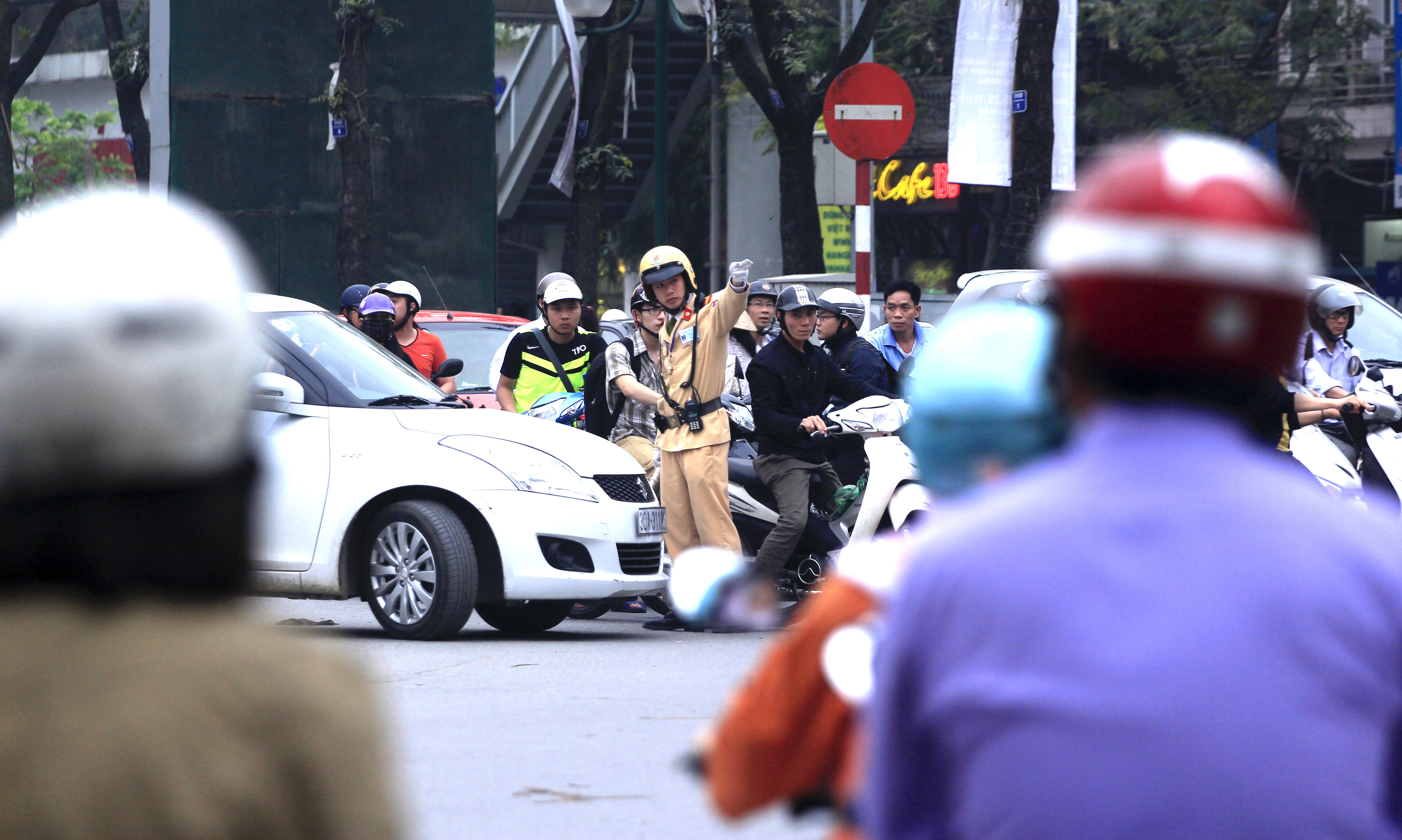 Ô tô cũng cố vượt gây ách tắc nên lực lượng CSGT làm việc khá vất vả khi đang trong giờ cao điểm