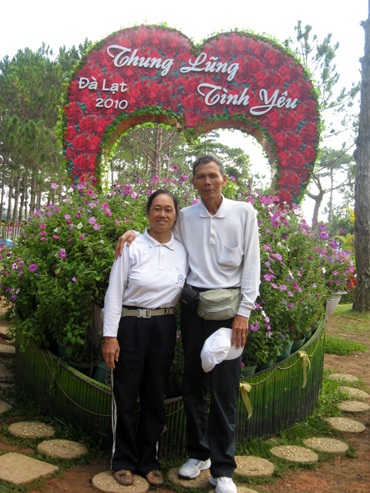 Đôi vợ chồng U70 cùng nhau đạp xe vòng quanh Việt Nam - 1 Dù tuổi đã cao nhưng ông Toàn, bà Xuân vẫn giữ được tình cảm rất thắm thiết
