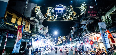 Chợ đêm cũng được chăng đèn rực rỡ chào mừng 40 năm giải phóng miền Nam, thống nhất đất nước