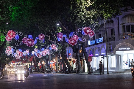 Hà Nội rực rỡ cờ hoa mừng 40 năm Bắc Nam liền một dải - 6 Chợ đêm cũng được chăng đèn rực rỡ chào mừng 40 năm giải phóng miền Nam, thống nhất đất nước