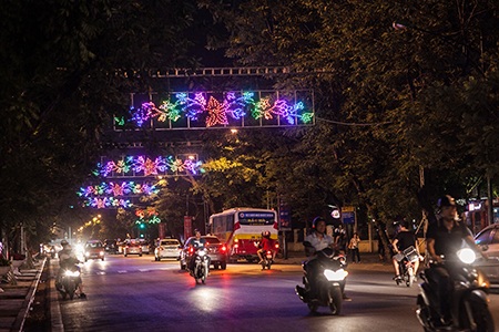 Hà Nội rực rỡ cờ hoa mừng 40 năm Bắc Nam liền một dải - 2 Hà Nội rực rỡ cờ hoa mừng 40 năm Bắc Nam liền một dải