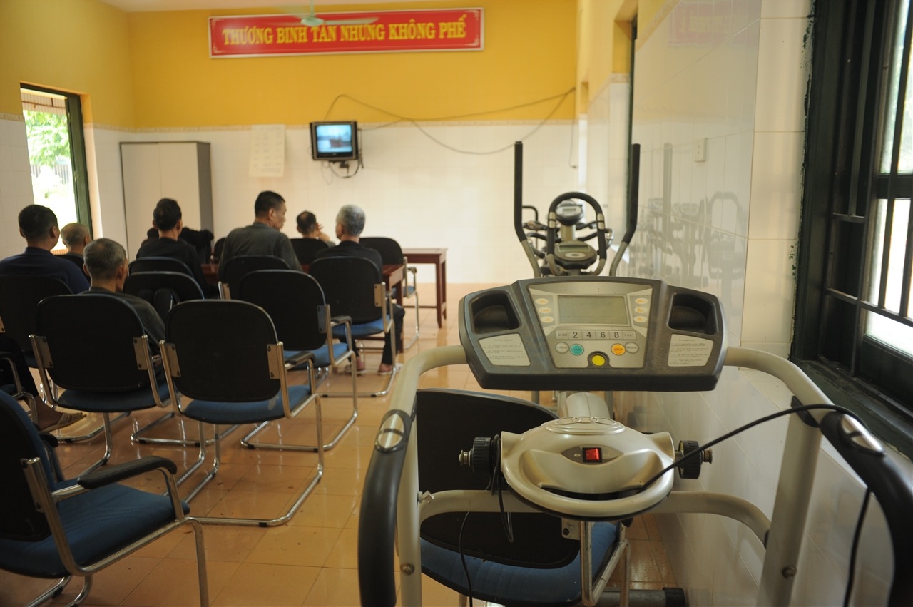 Những thương binh tại trung tâm đang xem tivi theo lịch hàng ngày