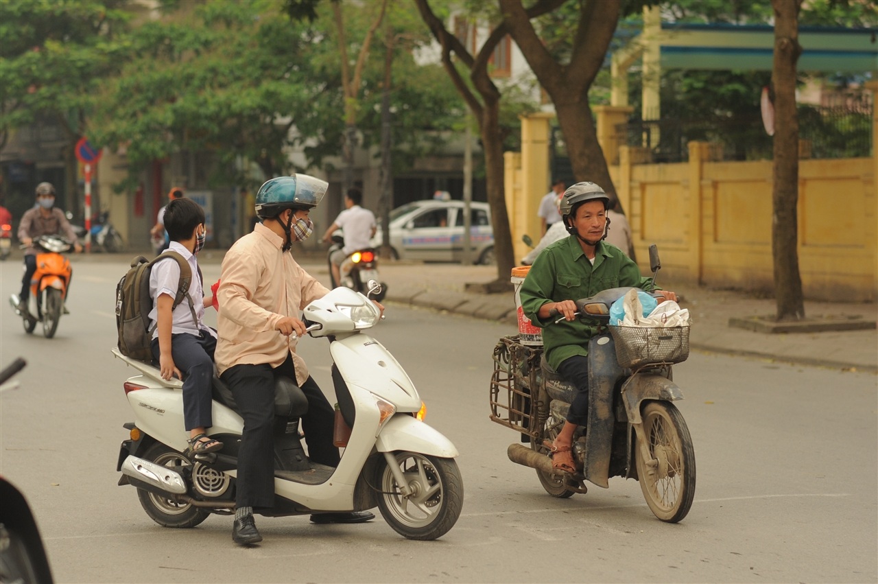 Những hình ảnh không hiếm ở thủ đô Hà Nội mỗi giờ vào lớp hoặc tan trường