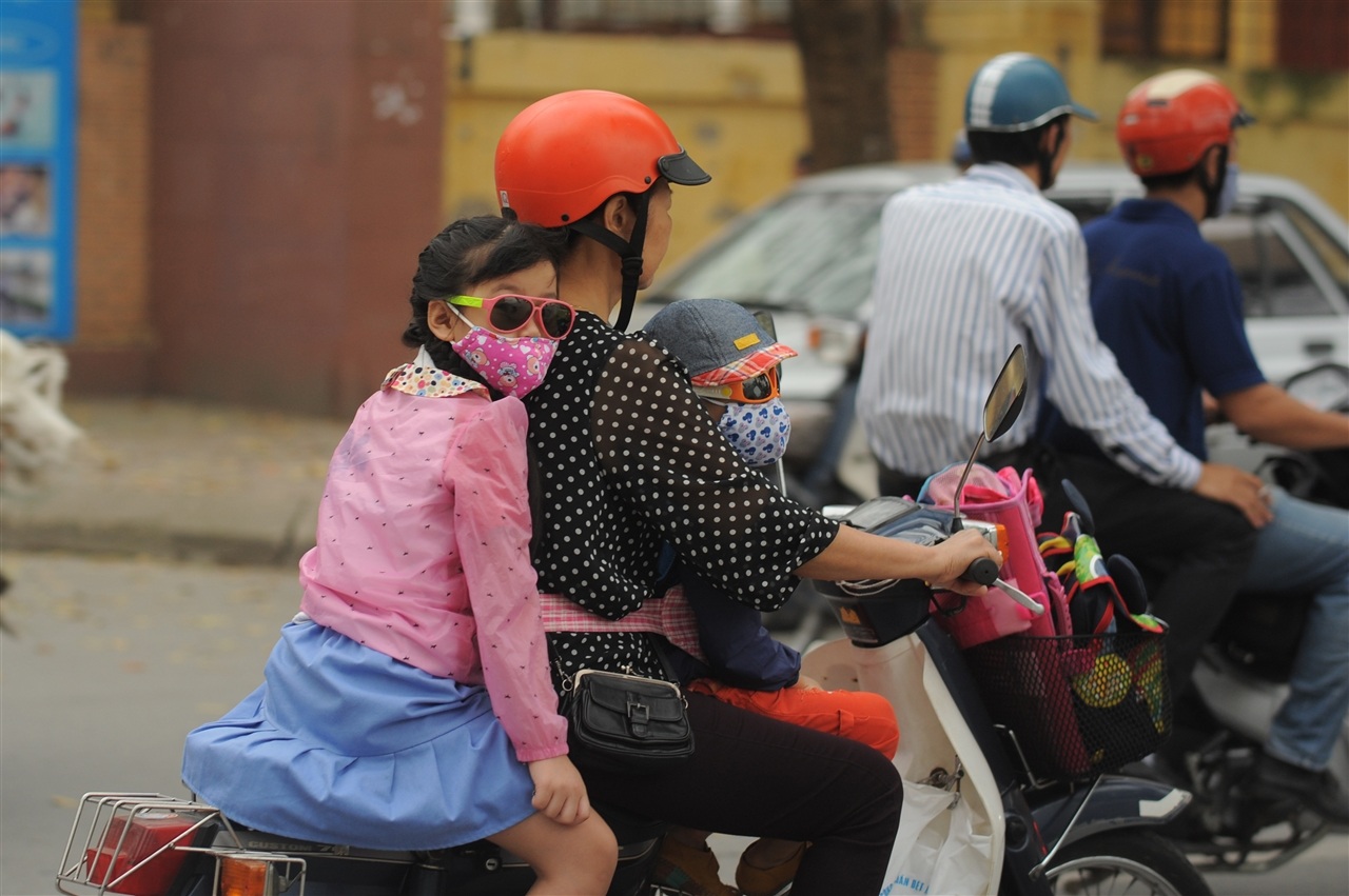 Bố mẹ đội mũ nhưng con thì không (!?)